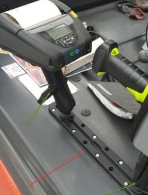 Zestaw montażowy RAM Mounts z kompozytową listwą akcesoryjną instalowaną do kokpitu wózka widłowego