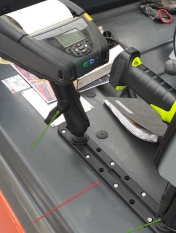 Zestaw montażowy RAM Mounts z kompozytową listwą akcesoryjną instalowaną do kokpitu wózka widłowego